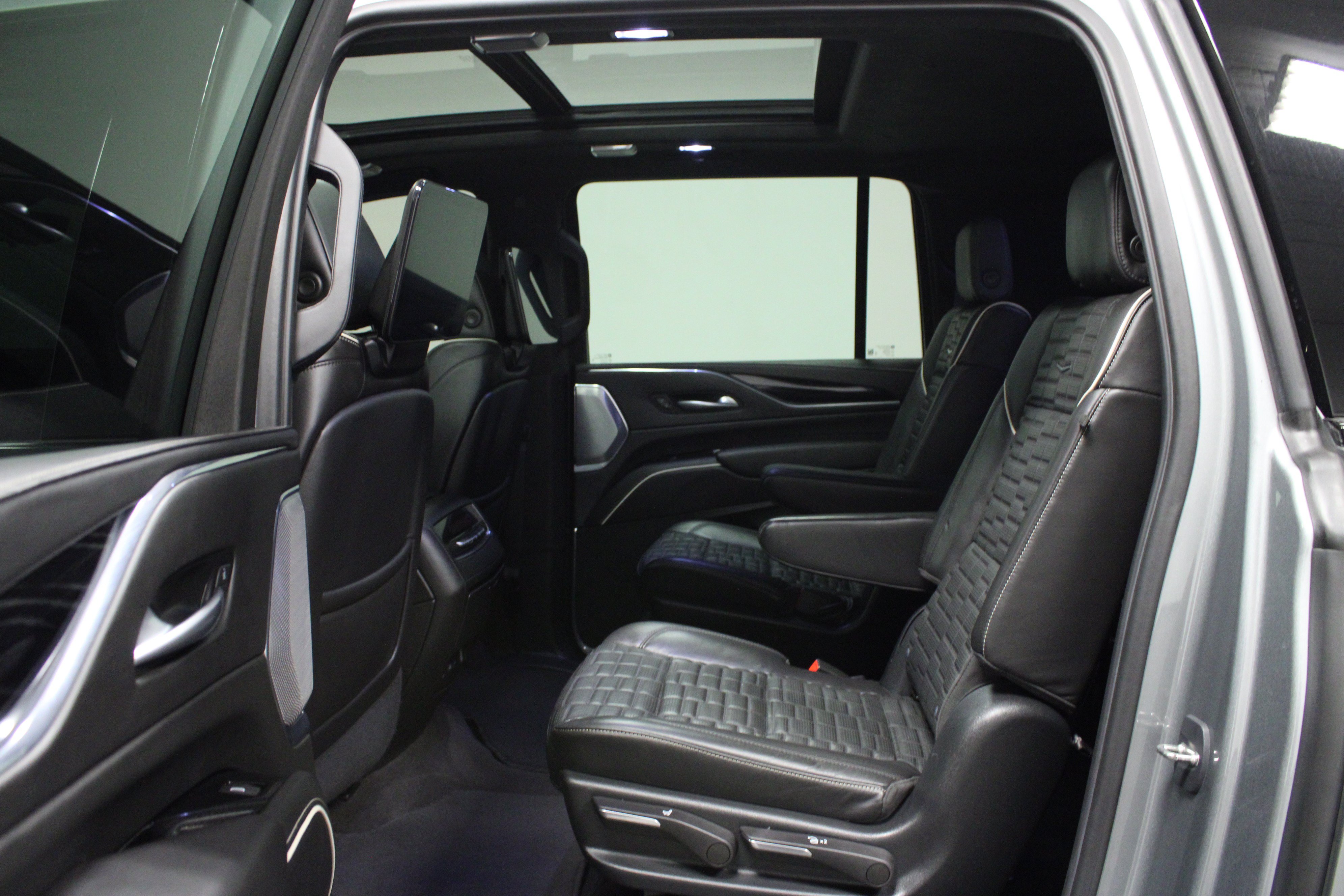 Used 2023 Cadillac Escalade ESV V AWD/4WD image 14