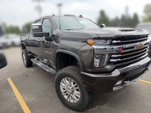 Used 2020 Chevrolet Silverado 3500 High Country w/ Z71 Off-Road Package AWD/4WD image 4