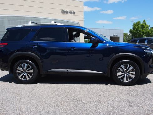 Used 2024 Nissan Pathfinder SL w/ Black Appearance Package AWD/4WD image 9