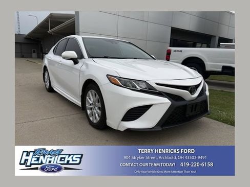 Used 2019 Toyota Camry LE FWD image 1
