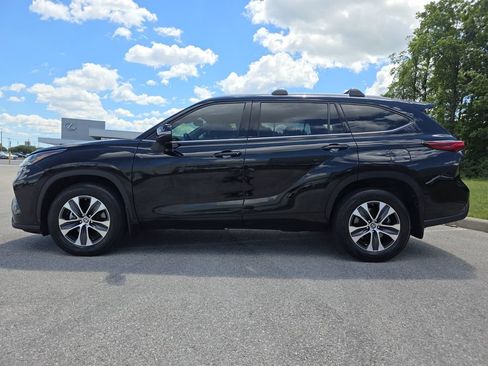Used 2022 Toyota Highlander XLE AWD/4WD image 6