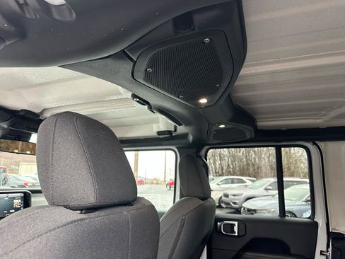 Used 2025 Jeep Wrangler Sahara image 13