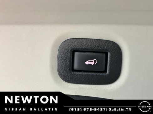 Used 2018 Nissan Rogue SV w/ Premium Package FWD image 19