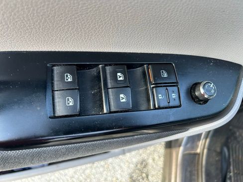 Used 2019 Toyota Highlander LE FWD image 18