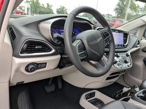 Used 2024 Chrysler Pacifica Touring-L FWD image 2