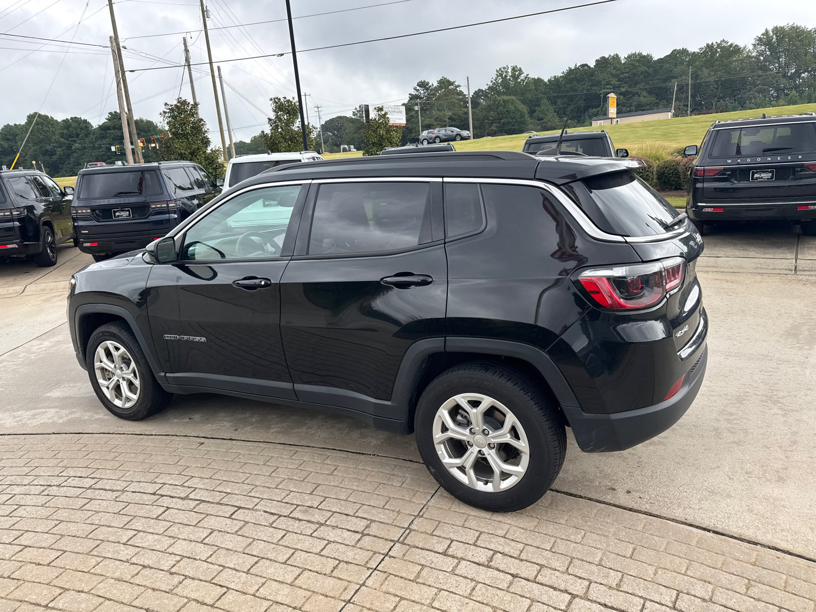 Used 2024 Jeep Compass Latitude AWD/4WD image 11