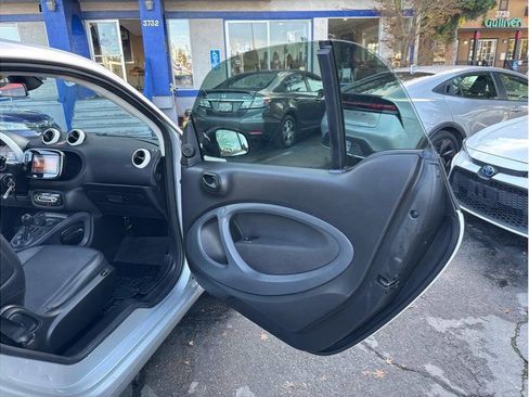 Used 2016 smart fortwo pure image 19