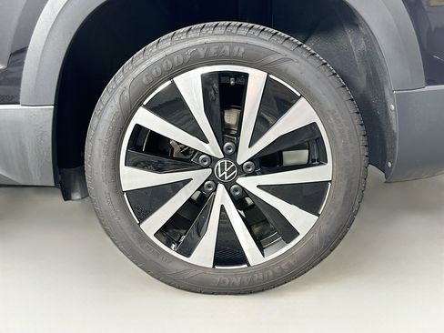 Used 2023 Volkswagen Taos SE w/ Panoramic Sunroof Package FWD image 11