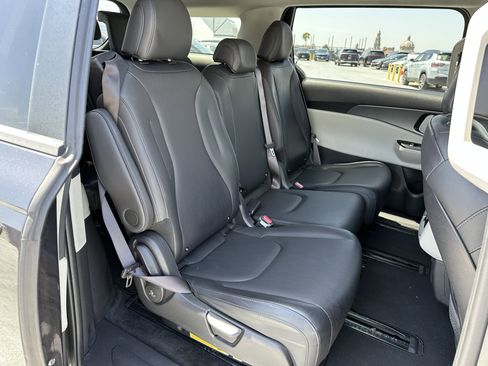 Used 2024 Kia Carnival LX FWD image 17