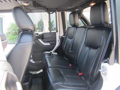 Used 2017 Jeep Wrangler Unlimited Rubicon AWD/4WD image 28