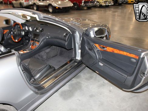 Used 2011 Mercedes-Benz SL 550 image 25