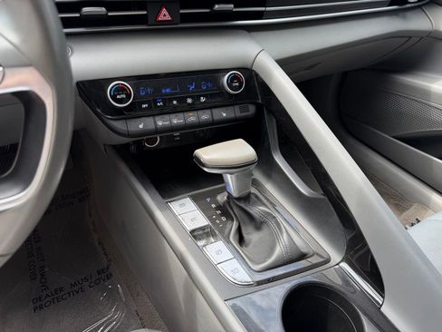 Used 2022 Hyundai Elantra SEL w/ Convenience Package FWD image 18