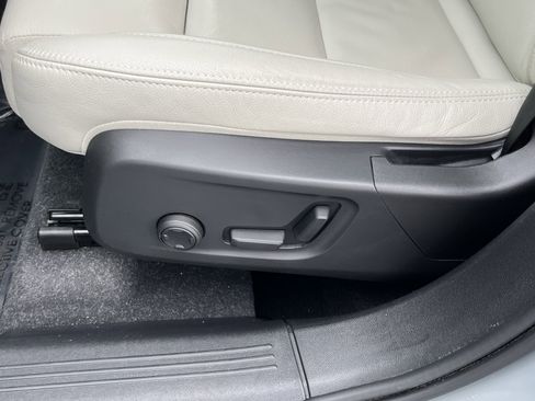 Used 2024 Volvo XC40 B5 Plus image 18