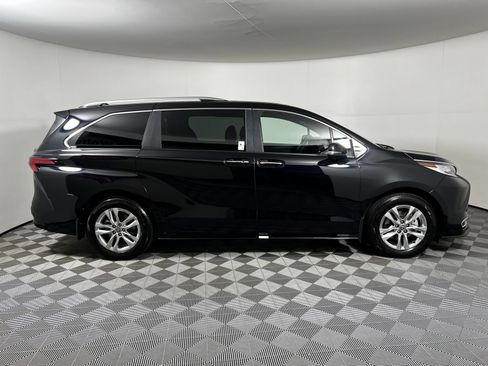 Used 2026 Toyota Sienna Limited FWD image 4