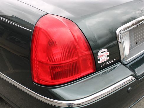 Used 2003 Lincoln Town Car Signature image 28