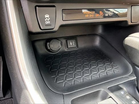 Used 2019 Toyota RAV4 LE FWD image 29