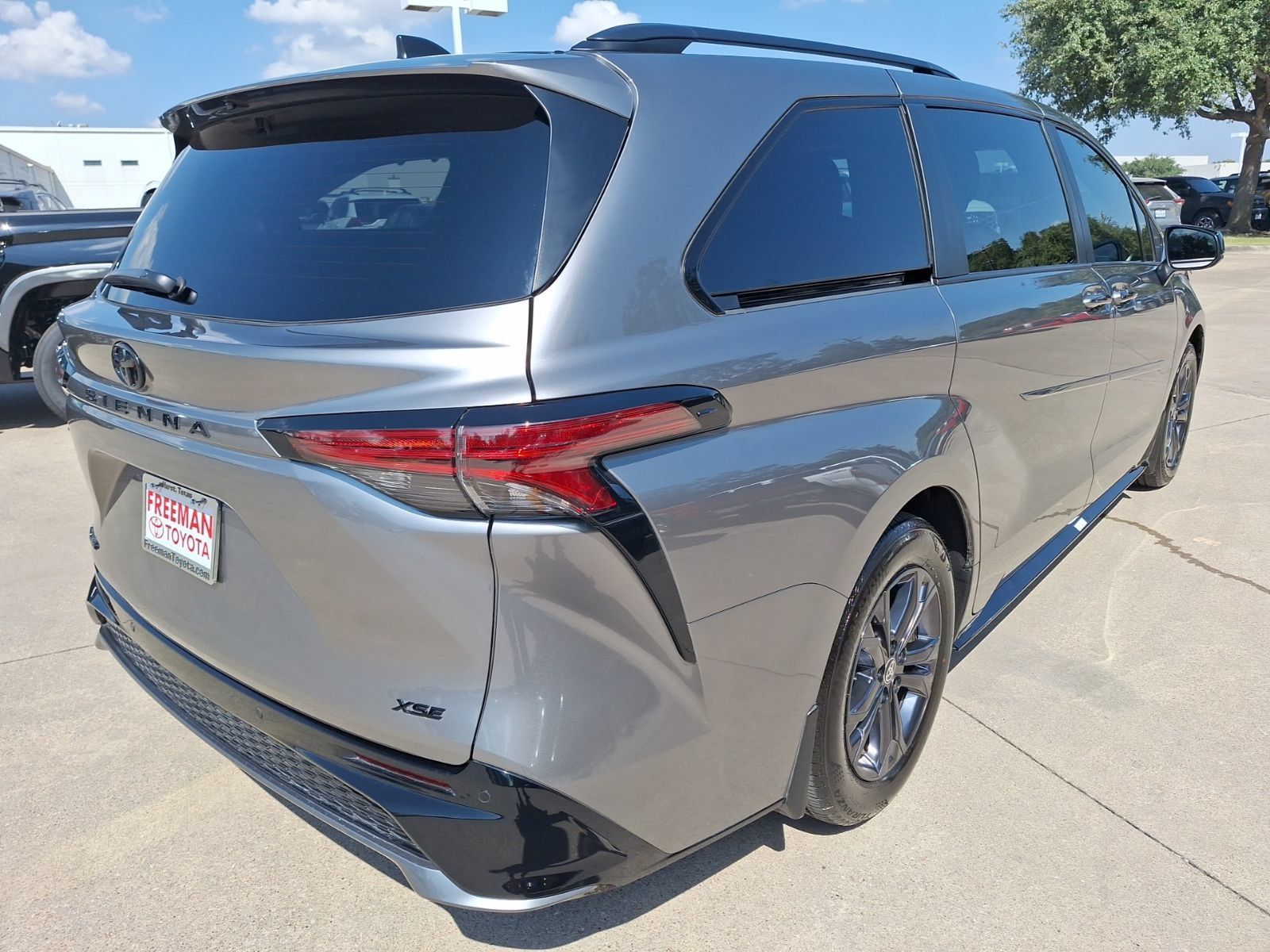 Used 2026 Toyota Sienna XSE AWD/4WD image 6