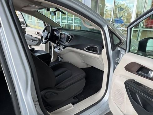 Used 2022 Chrysler Voyager LX FWD image 17