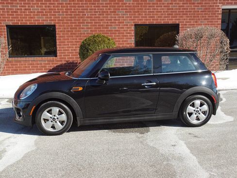 Used 2017 MINI Cooper 2-Door Hardtop image 2