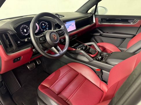 Used 2024 Porsche Cayenne Turbo AWD/4WD image 12