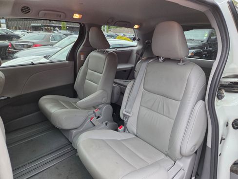 Used 2020 Toyota Sienna XLE FWD image 22