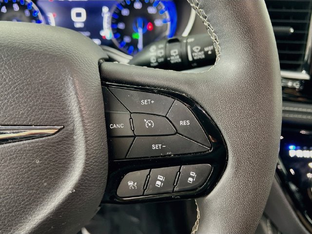 Used 2025 Chrysler Pacifica Limited FWD image 35