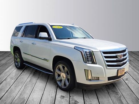 Used 2016 Cadillac Escalade Luxury RWD image 2