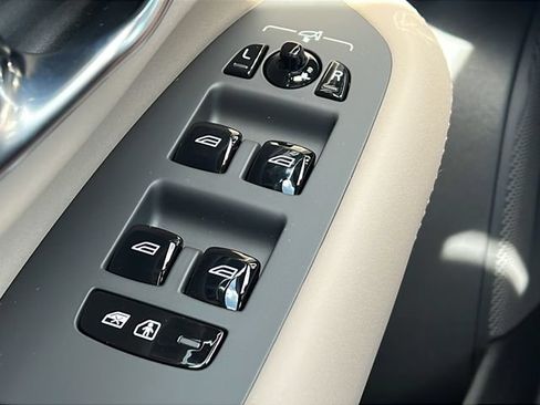 New 2026 Volvo XC90 B6 Plus w/ Protection Package Premier AWD/4WD image 18
