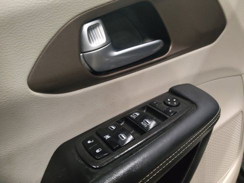 Used 2023 Chrysler Voyager LX FWD image 27