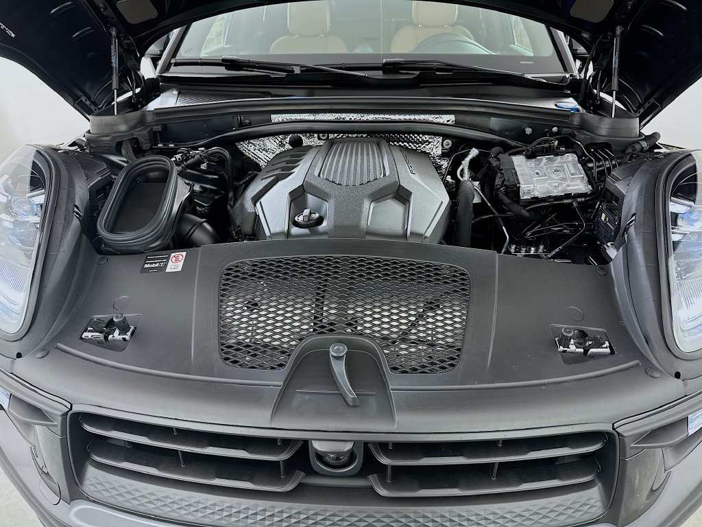 Certified 2026 Porsche Macan AWD/4WD image 33
