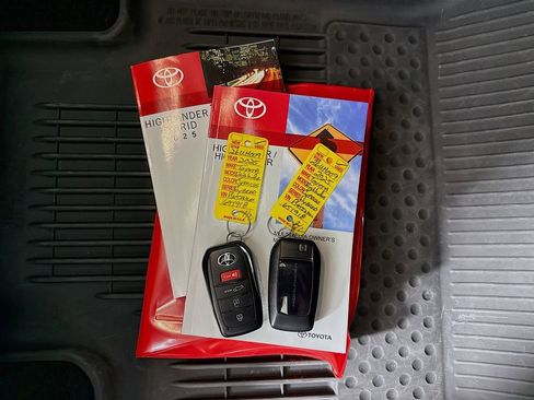 Certified 2025 Toyota Highlander Platinum image 38