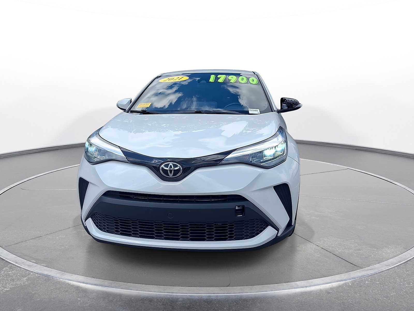 Used 2021 Toyota C-HR XLE FWD image 3