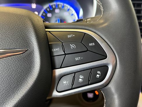 Used 2024 Chrysler Pacifica Touring-L FWD image 31