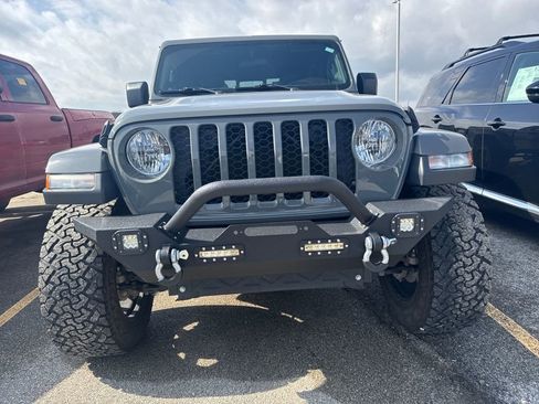 Used 2021 Jeep Gladiator Sport image 2