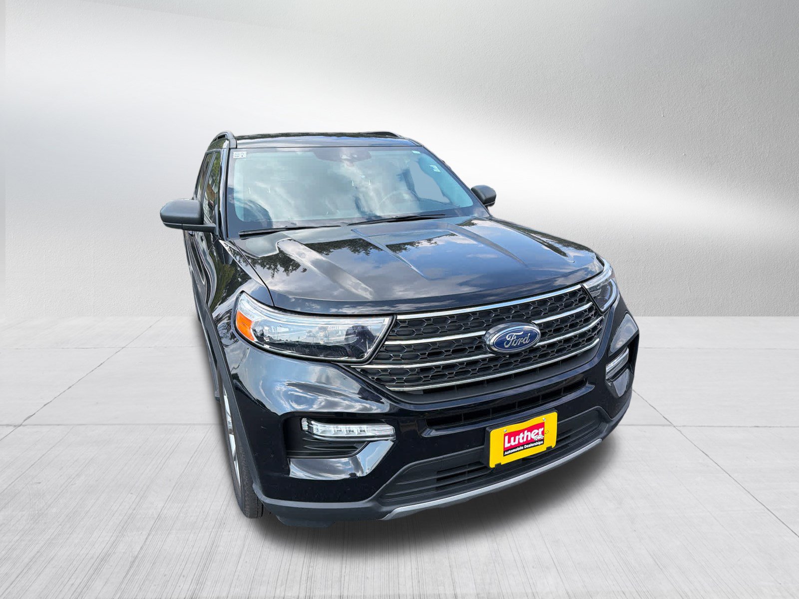 Used 2023 Ford Explorer XLT w/ Equipment Group 202A AWD/4WD image 4