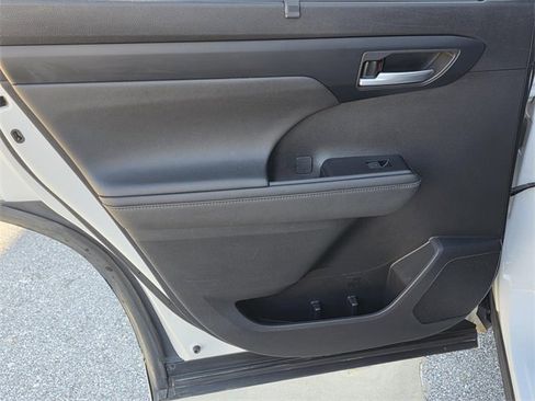 Used 2023 Toyota Highlander XLE image 35