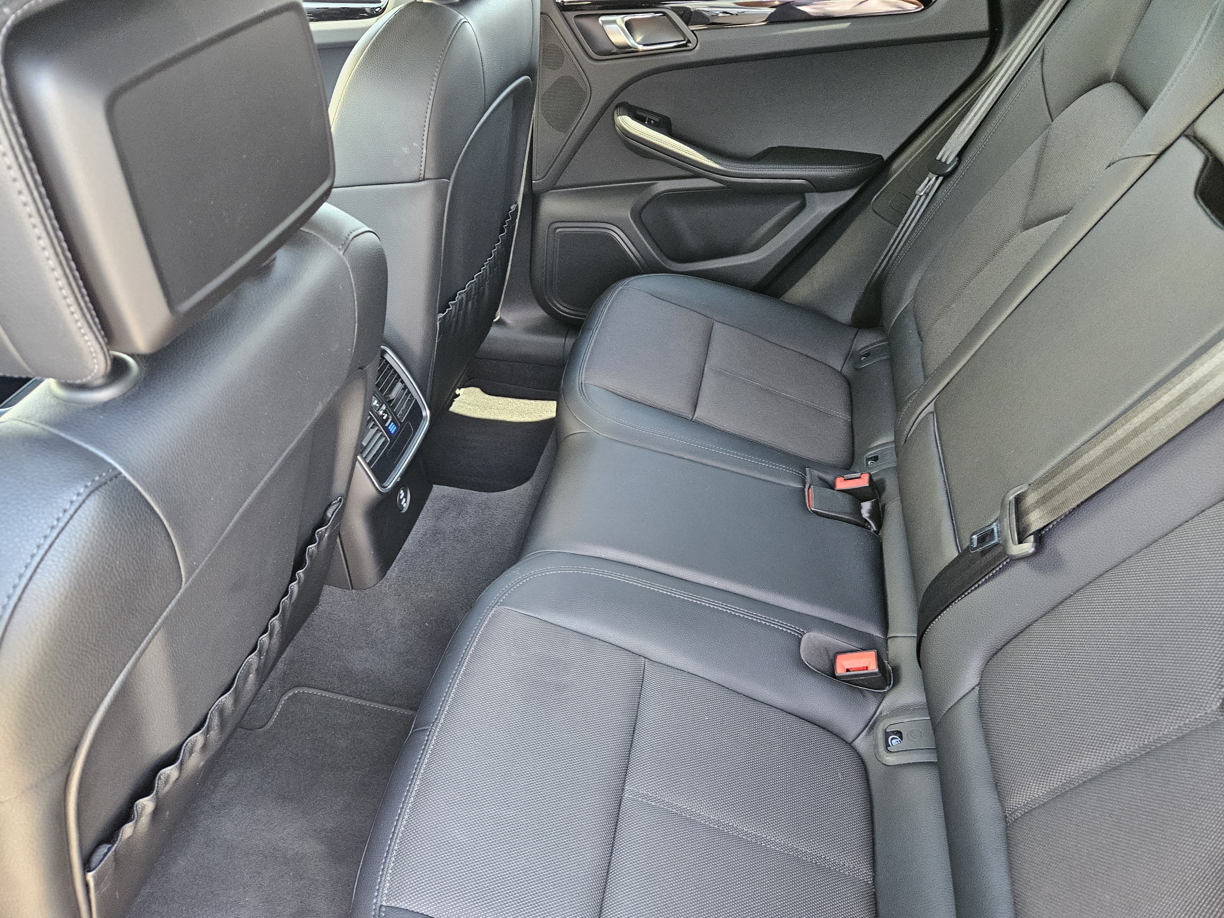 Certified 2023 Porsche Macan AWD/4WD image 28
