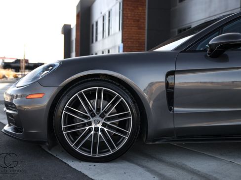 Used 2018 Porsche Panamera 4S image 9