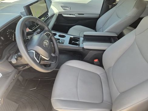 Used 2026 Toyota Sienna XLE FWD image 12
