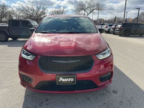 New 2026 Chrysler Pacifica Limited FWD image 3