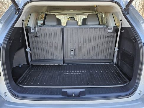 Used 2021 Toyota Highlander XLE image 13