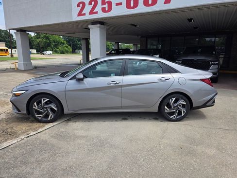Used 2025 Hyundai Elantra SEL FWD image 2
