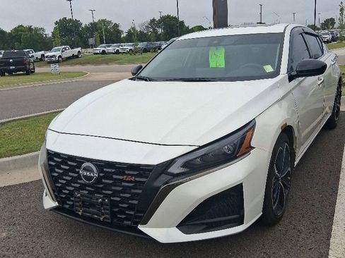 Used 2023 Nissan Altima 2.5 SR w/ SR Premium Package FWD image 2