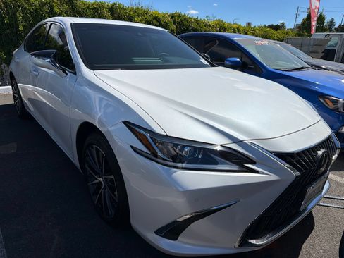 Used 2025 Lexus ES 300h w/ Premium Package FWD image 3