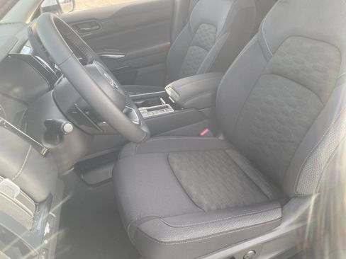 New 2025 Nissan Pathfinder SV w/ SV Premium Package image 21