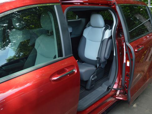 Used 2022 Toyota Sienna XSE FWD image 30