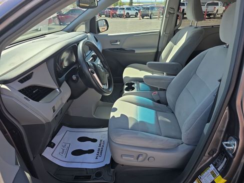 Used 2015 Toyota Sienna LE AWD/4WD image 9