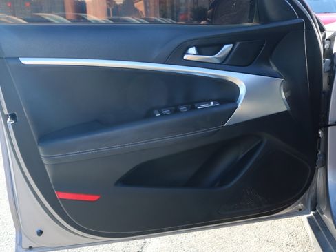 Used 2022 Genesis G70 2.0T image 9