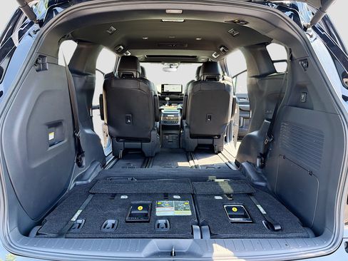 Used 2025 Toyota Sienna Platinum AWD/4WD image 9
