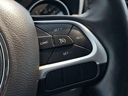 Used 2019 Jeep Compass Latitude FWD image 24